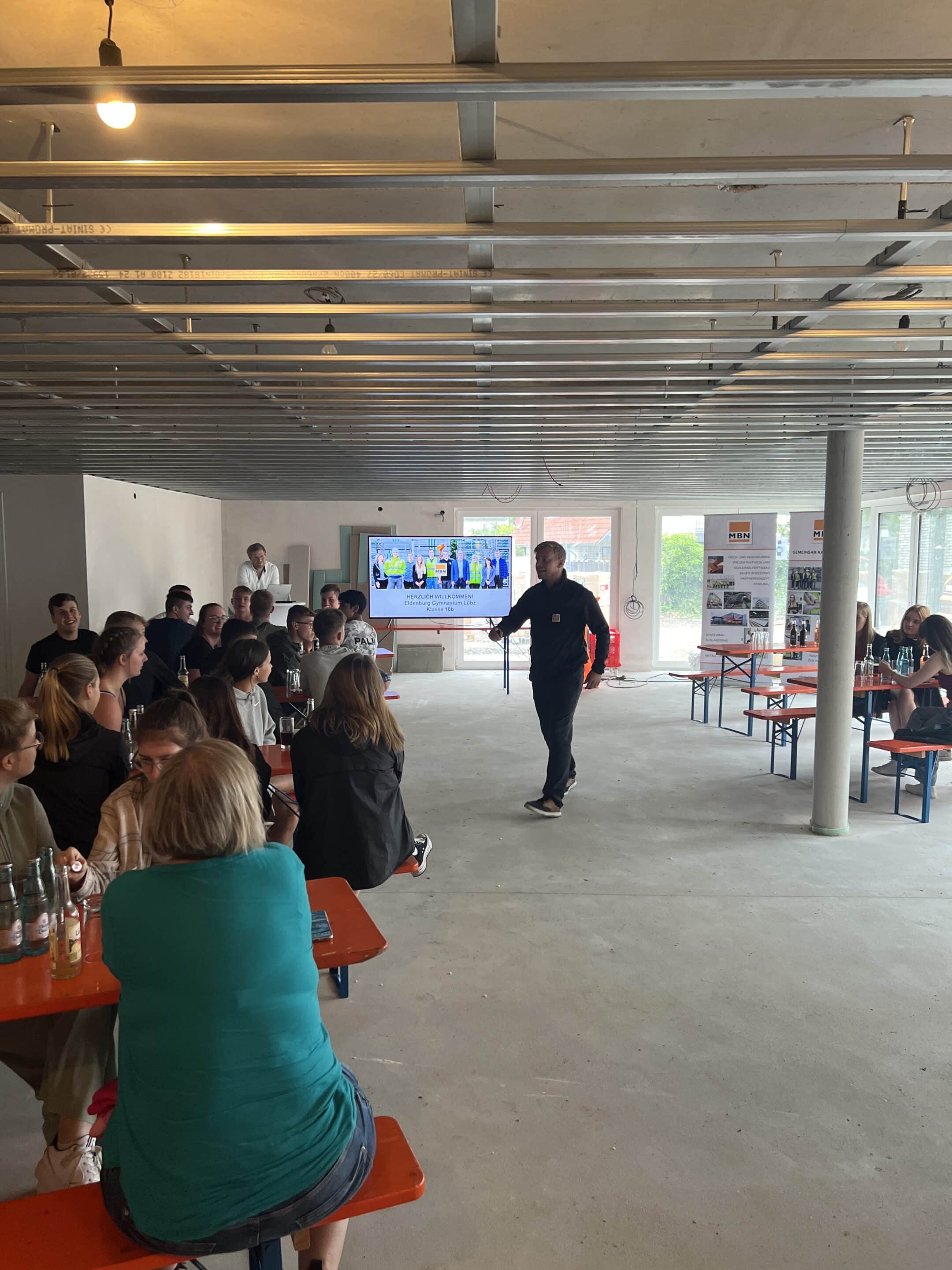 Klassenbesuch auf der Baustelle der Seniorenresidenz in Melle