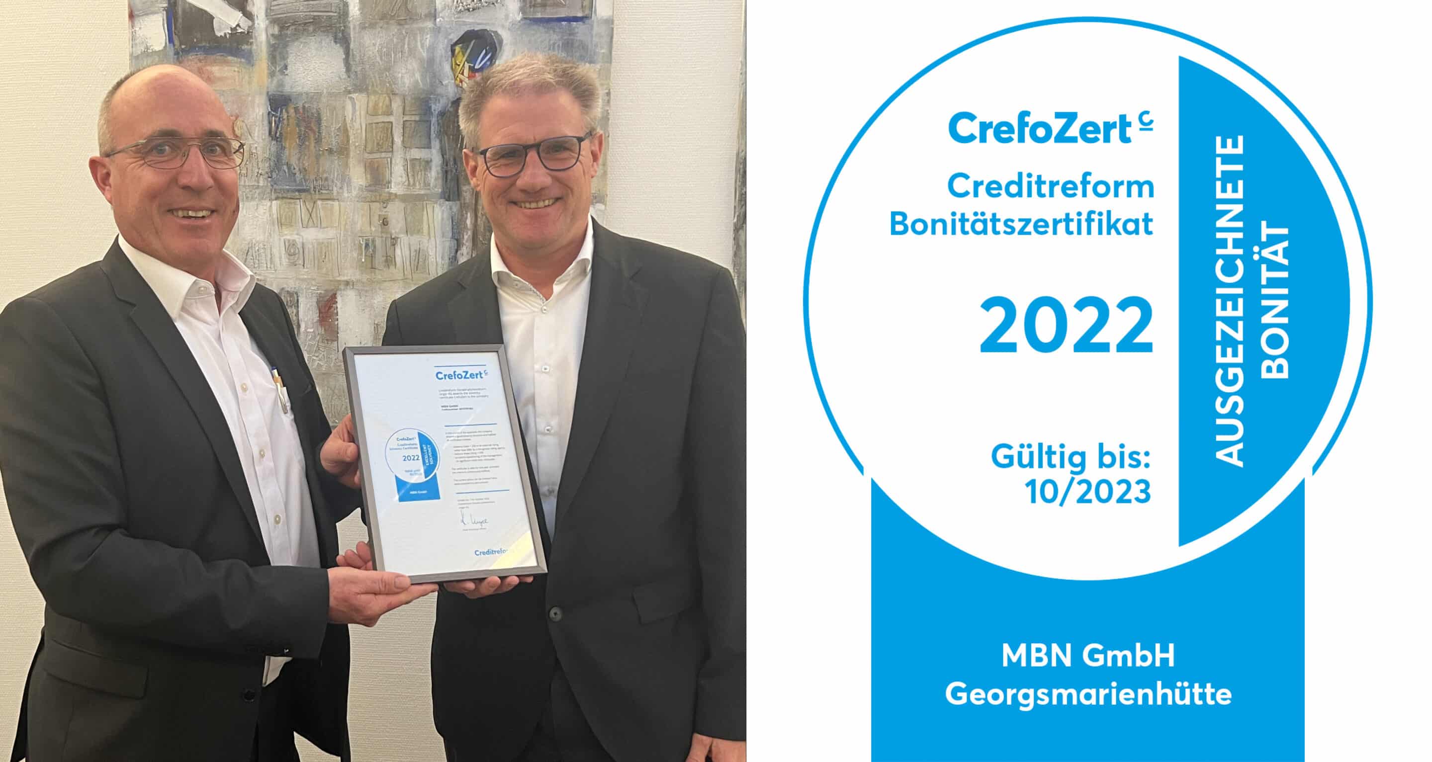 Armin Trojahn (Prokurist Creditreform Osnabrück Nordhorn Unger KG) überreicht Jens Böhm (MBN-Geschäftsführer) das CrefoZert